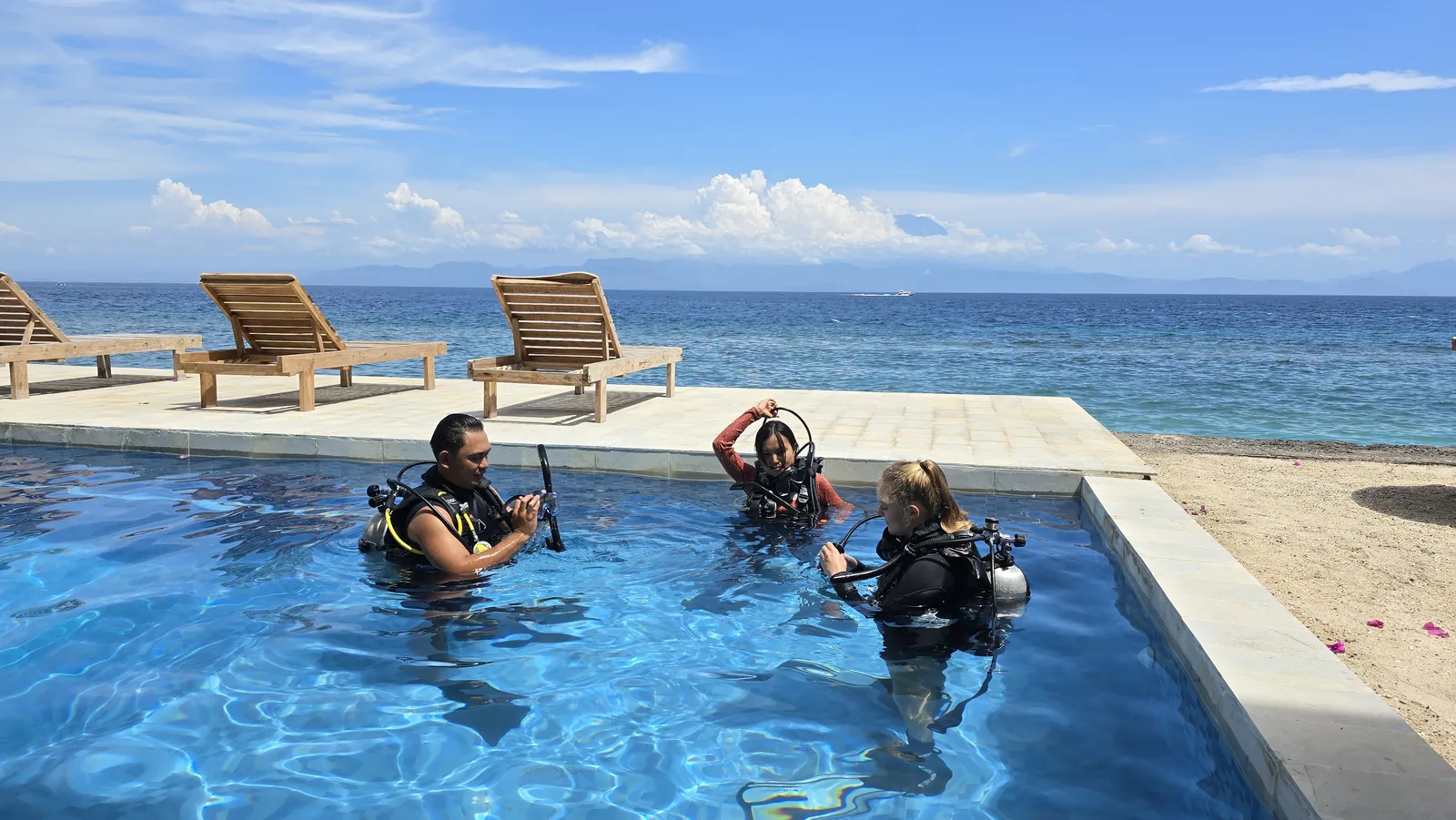 PADI instructor teaching a dive student